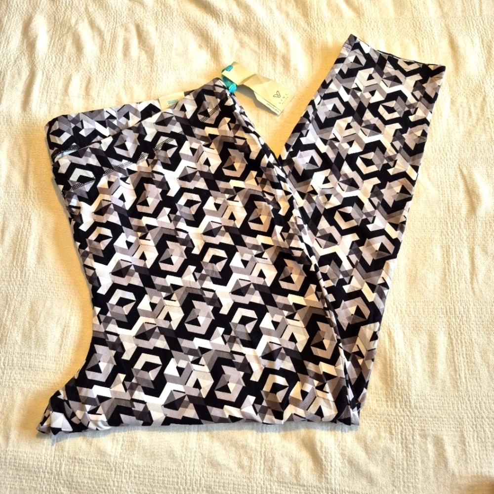 Livi Active women's size 3X or 26/28 black gray & white chevron design NWT